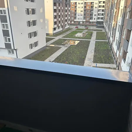 Square Garden Apartment *